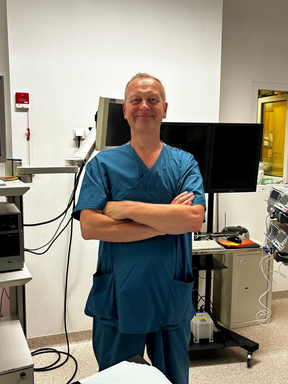 Dr n. med. Szczepan Bratek w sali operacyjnej