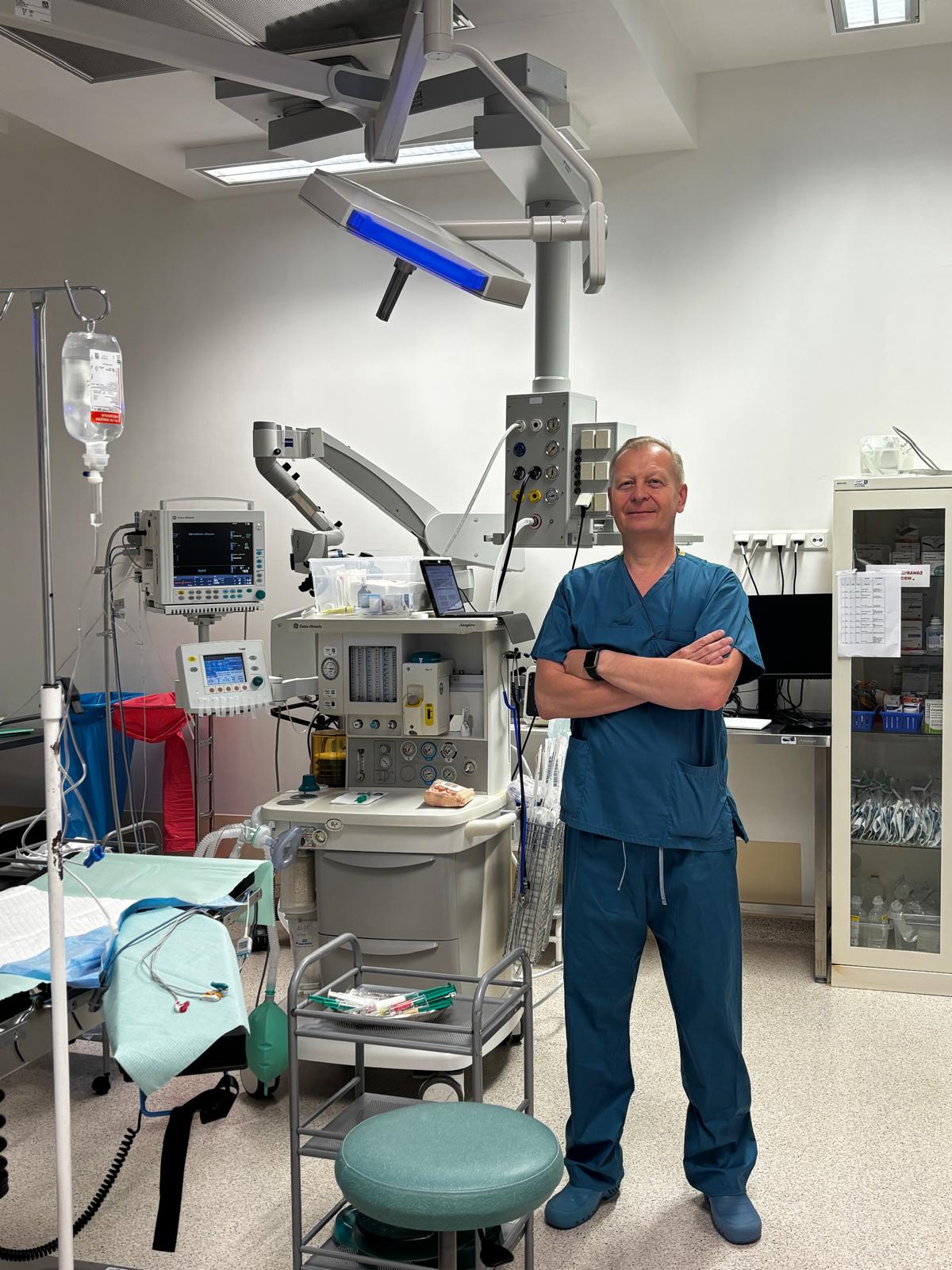 Dr n. med. Szczepan Bratek w sali operacyjnej
